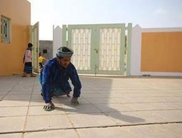 بالصور.. "خمسيني" سعودي مُعاق يزحف لفصول محو الأمية لإكمال تعليمه بجازان