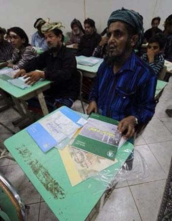 بالصور.. "خمسيني" سعودي مُعاق يزحف لفصول محو الأمية لإكمال تعليمه بجازان