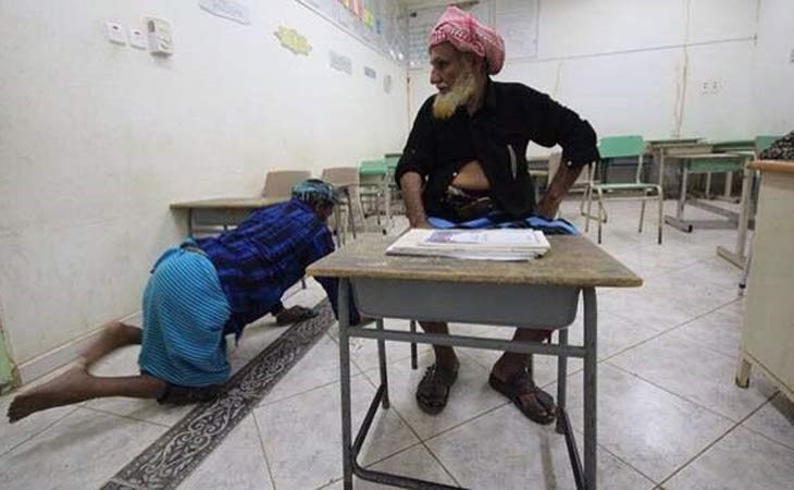 بالصور.. "خمسيني" سعودي مُعاق يزحف لفصول محو الأمية لإكمال تعليمه بجازان
