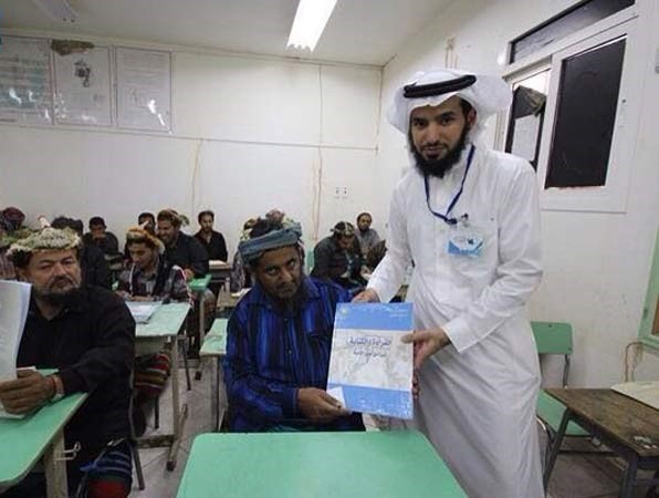 بالصور.. "خمسيني" سعودي مُعاق يزحف لفصول محو الأمية لإكمال تعليمه بجازان