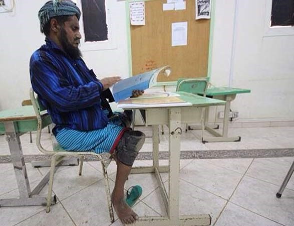 بالصور.. "خمسيني" سعودي مُعاق يزحف لفصول محو الأمية لإكمال تعليمه بجازان