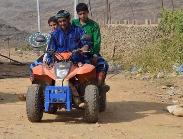 بالصور.. "خمسيني" سعودي مُعاق يزحف لفصول محو الأمية لإكمال تعليمه بجازان