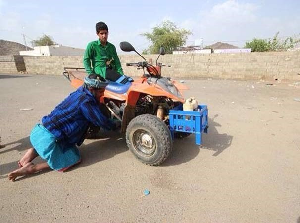 بالصور.. "خمسيني" سعودي مُعاق يزحف لفصول محو الأمية لإكمال تعليمه بجازان