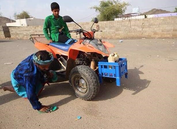 بالصور.. "خمسيني" سعودي مُعاق يزحف لفصول محو الأمية لإكمال تعليمه بجازان