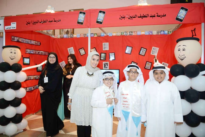 المطوع مع طلبة المدرسة ﻿