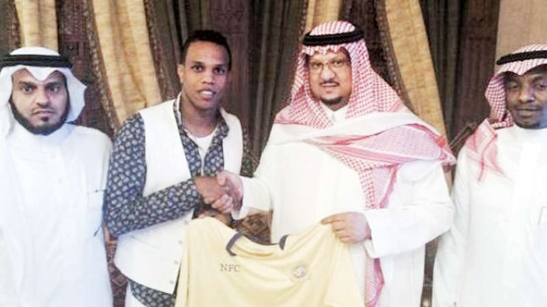 علي الخيبري بعد توقيع العقد مع النصر