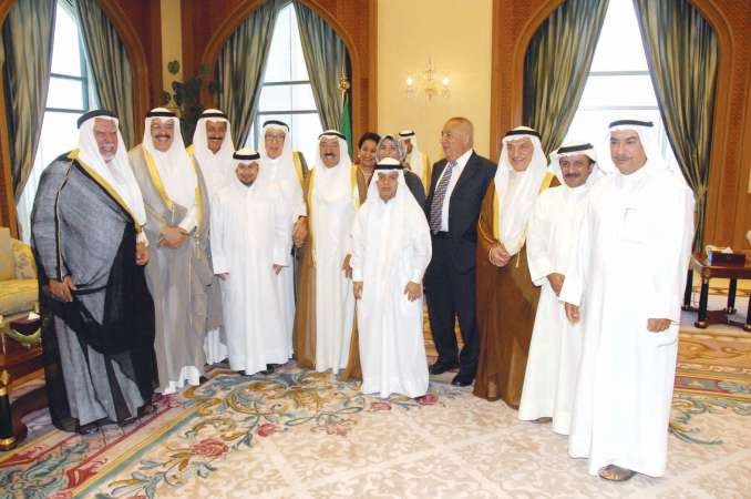 صاحب السمو الامير الشيخ صباح الاحمد خلال لقائه برجس البرجس ومجلس امناء رحلة الامل