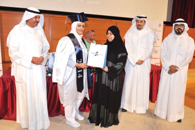  تكريم احدى الخريجات