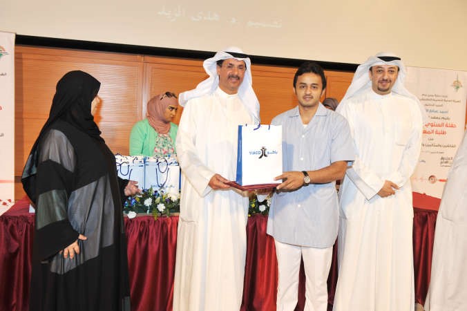  داحمد الاثري خلال تكريم احد الطلبة