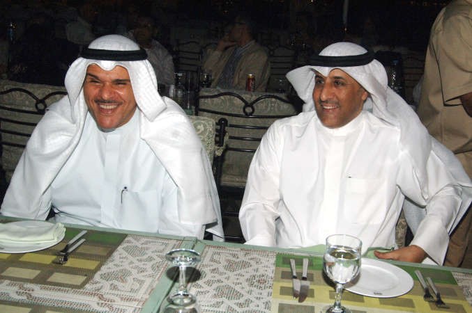 الشيخ سلمان الحمود والسفير عزيز الديحاني ناصر عبدالسيد