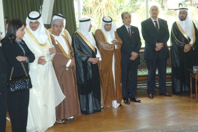 الشيخ سلمان الحمود متوسطا عددا من الوزراء والسفراء العرب ناصر عبد السيد