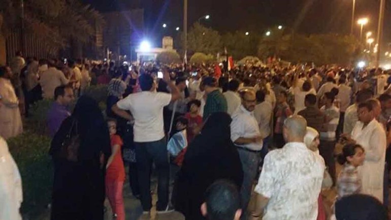 ناخبون في محيط السفارة المصرية مساء امس