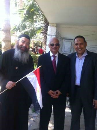 السفير المصري عبدالكريم سليمان يتوسط الزميل اسامة ابو السعود واحد القساوسة في الكويت
