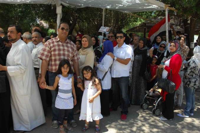 الزميل احمد سمير واسرته في انتظار الادلاء بصوتهم