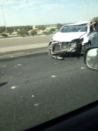مقدمة المركبة وقد تحطمت تماما بعد اصطدامها بالدراجة النارية