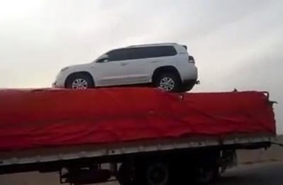 بالفيديو.. حادث مروري غريب في السعودية يطير بـ "لاند كروزر" لتستقر على ظهر شاحنة
