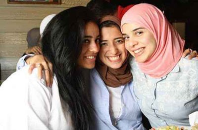 بالصور.. أول ظهور لابنة المشير السيسى مع زوجها واصدقائها