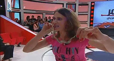 بالفيديو.. لبنانية اكلت رأس الأفعى على الهواء مباشرة: مش بس انتو الرجال بتخوفوا ونحنا كمان