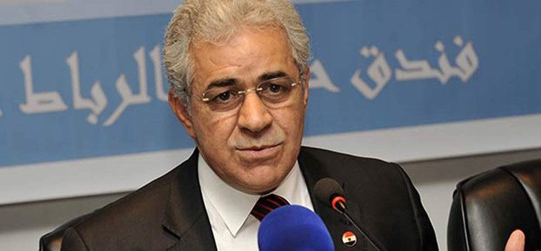 بالفيديو.. مصري يرشق حمدين صباحي بالمياه أثناء مؤتمره الصحافي