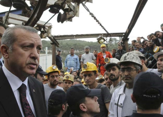 بالفيديو.. «أردوغان» يضرب ويسب متظاهرًا من المعترضين على «حادث المنجم» 