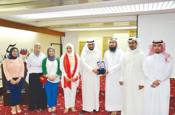 العثمان والعجمي والحربي وعضوات رابطة المهندسات يكرمون احد المحاضرين﻿
