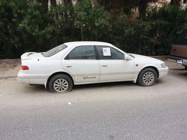 وضع ملصق على احدى السيارات
