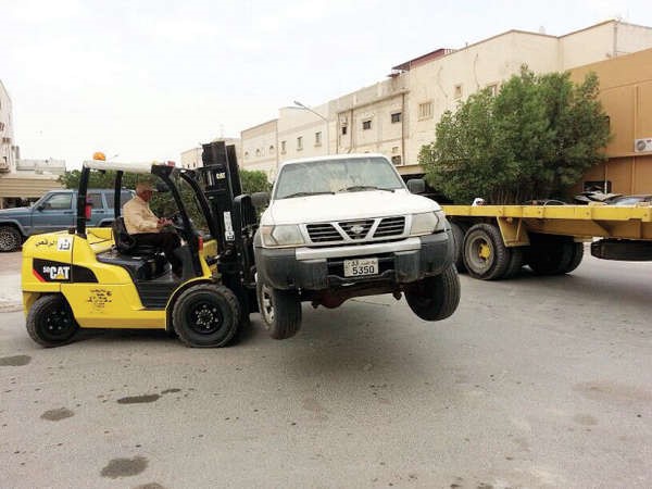 رفع احدى السيارات المهملة