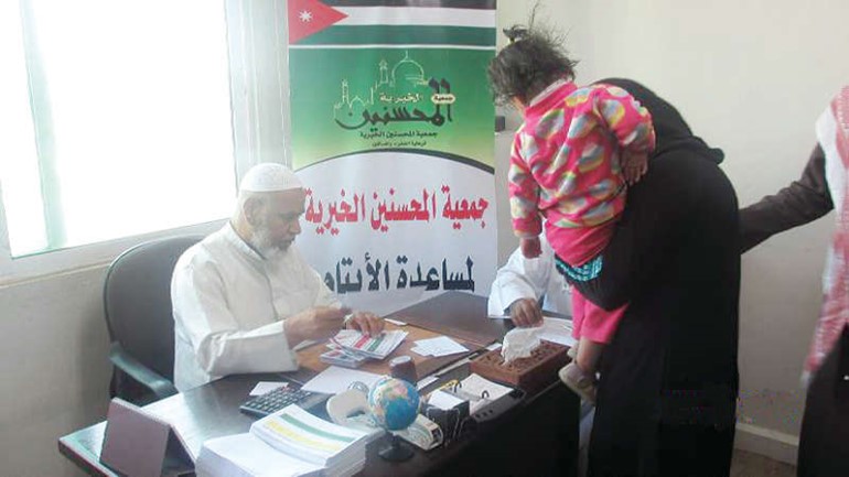 جانب من توزيع الكفالات للنازحين السوريين