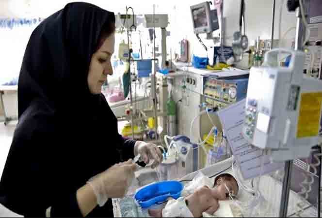 طفل حديث الولادة في احد المستشفيات الايرانية