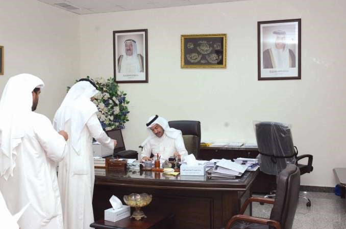 صالح العنزي مستقبلا بعض المراجعين هاني عبدالله