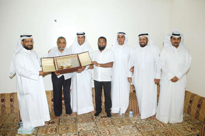 تقديم الهدايا التذكارية للوزير السريلانكي حمدي شوقي
