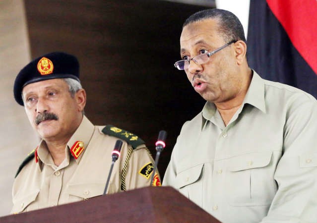 قائد الجيش الليبي اللواء عبدالسلام جاد الله ورئيس الوزراء المؤقت عبدالله الثني خلال مؤتمر صحافي امس	افپ﻿