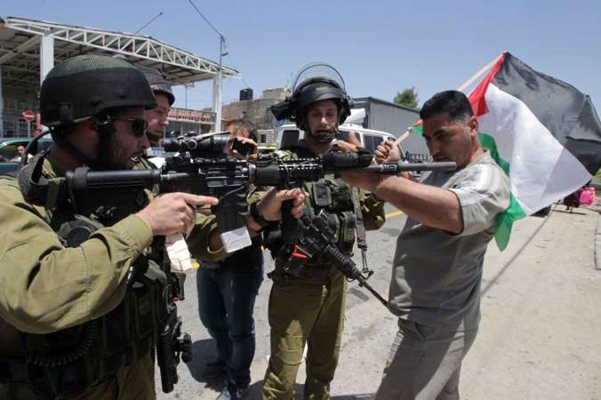 شاب فلسطيني متحدياسلاح قوات الاحتلال خلال تظاهرة لمؤازرة الاسرى بالسجون الاسرائيلية بالقدس امسافپ﻿