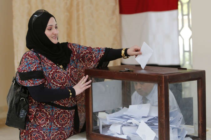مصرية تدلي بصوتها في السفارة المصرية بعمان افپ