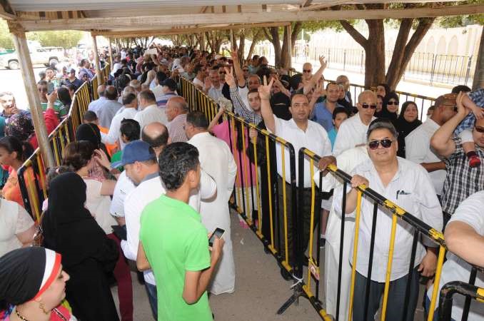حضور حاشد امام السفارة المصرية في ثالث ايام التصويت في انتخابات الرئاسة محمد خلوصي