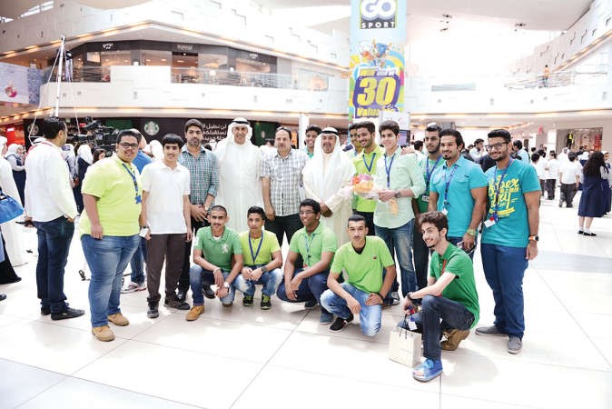 الياقوت والبعيجان مع احدى المدارس المشاركة في معرض البيئة الخضراء﻿