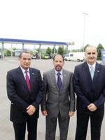 نزار العدساني ومحمد غازي المطيري وبخيت الرشيدي امام المحطة الجديدة