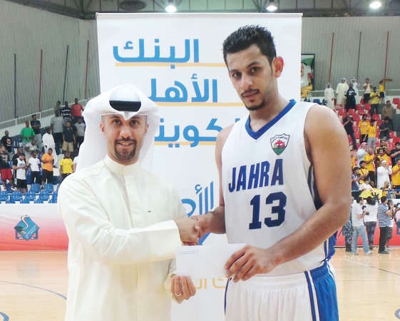 علي البغلي مكرما اللاعب نايف الرشيدي 