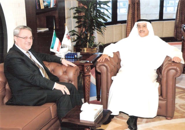 الفريق احمد الرجيب لدى استقباله السفير العراقي حسين بحر العلوم﻿