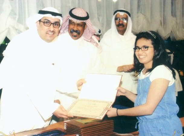 جمال سليمان مكرما احدى الطالبات المتفوقات في احدى حفلات الجمعية