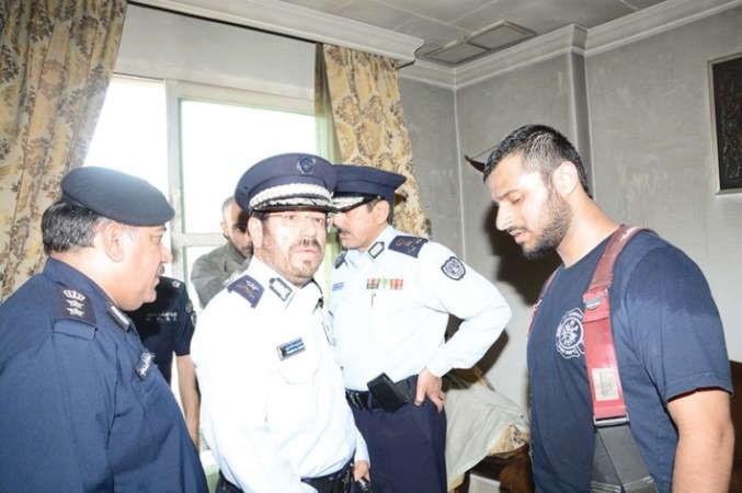 اللواء يوسف الانصاري خلال معاينة الشقة المنكوبة