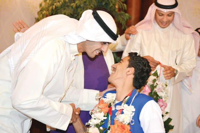  وتهنئة مصحوبة بالورود﻿