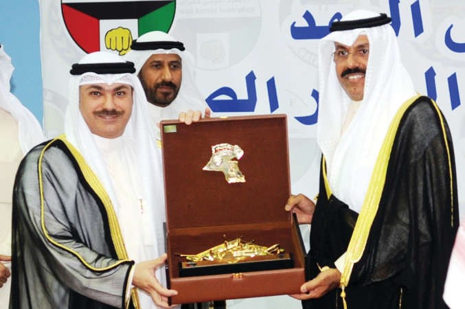 النواف يتسلم درعا تذكارية من العبدالله﻿