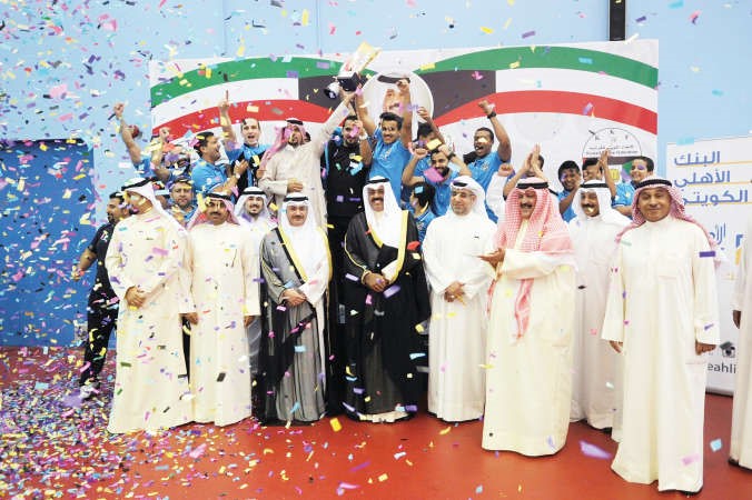 الشيخ احمد النواف والشيخ خالد العبدالله وعصام جعفر مع الفائزين باللقب﻿