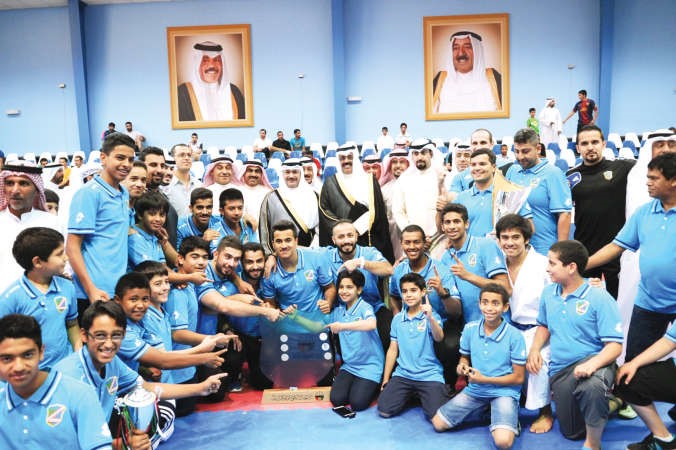 ممثل سمو ولي العهد محافظ حولي الفريق اول متقاعد الشيخ احمد النواف مع لاعبي السالمية﻿