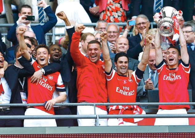 لاعب ارسنال توماس فيرمايلين يرفع كاس انجلترا رويترز