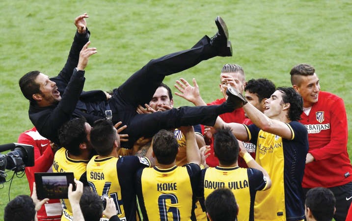 مدرب اتلتيكو مدريد دييغو سيميوني محمولا على الاكتاف عقب احراز اللقب افپ