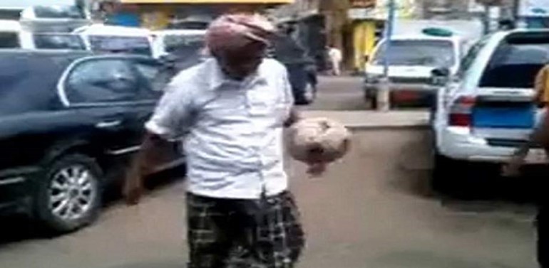 بالفيديو.. عجوز ينافس نجوم العالم في مهارات كرة القدم 