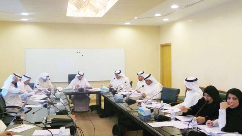 مشاري المطوطح مترئسا اجتماع لجنة التسميات