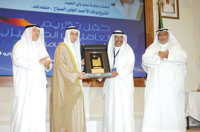  احمد المليفي يتسلم درعا تكريمية من دناجي المطيري ﻿